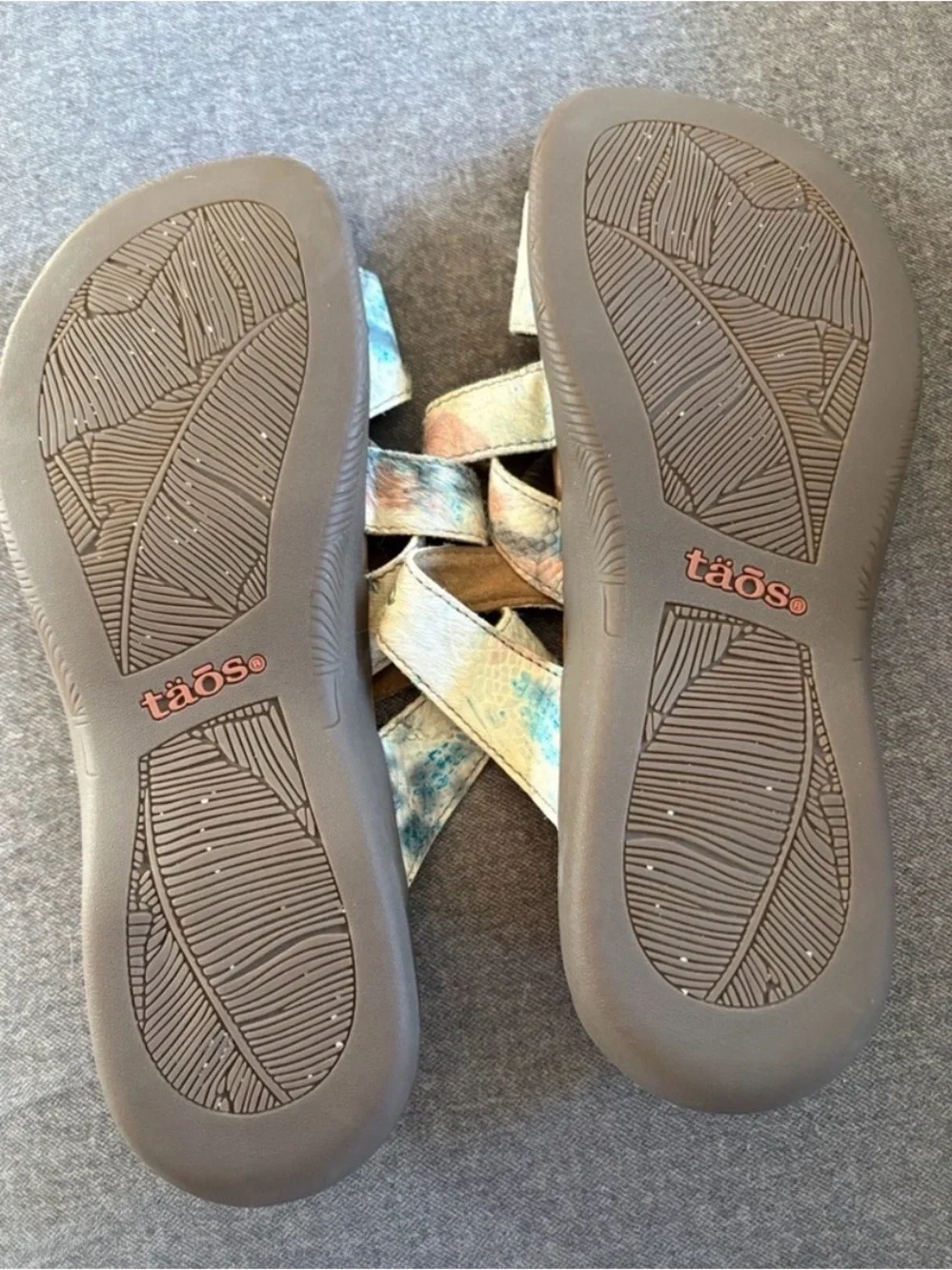 Taos Footwear slip-on Women's white & blue Sandals